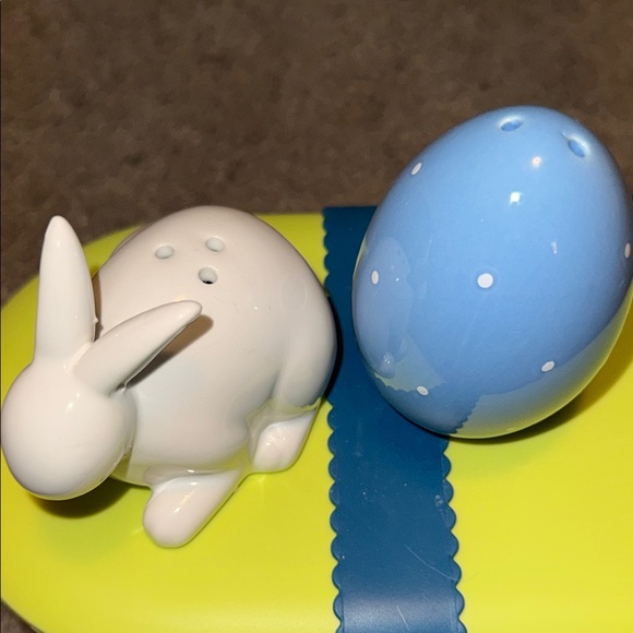White and Polka Dot blue Salt and Pepper shaker Set! - Picture 1 of 6